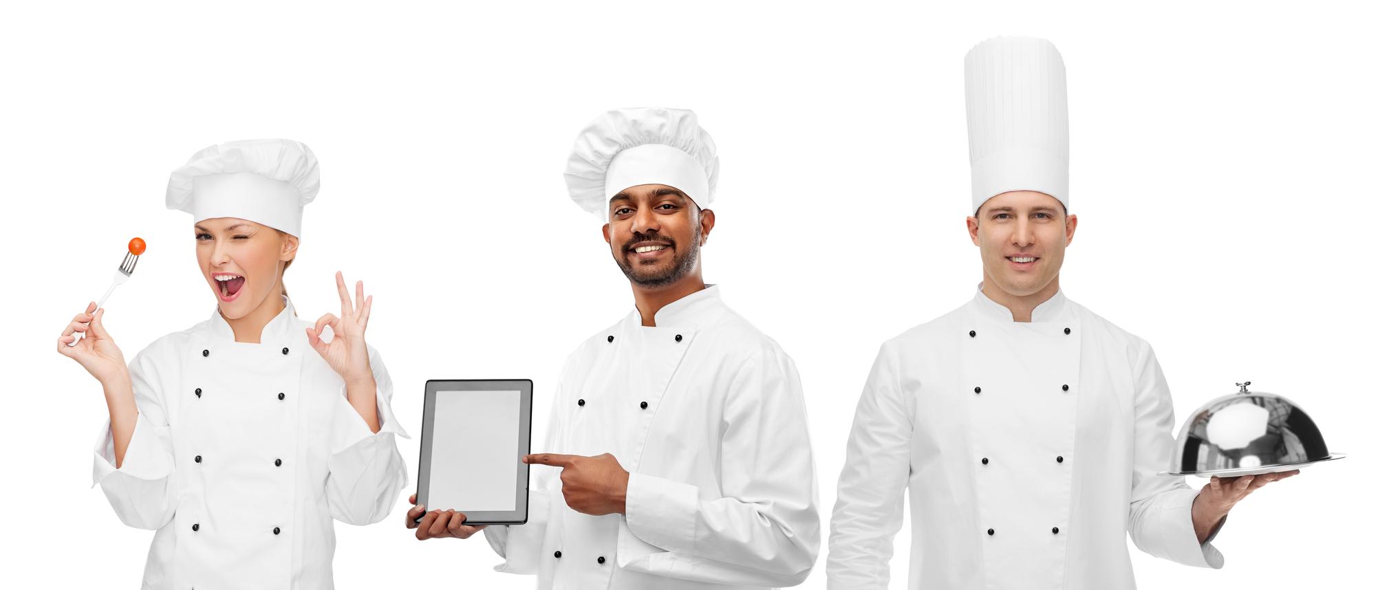 zespół kucharzy prezentujący gotowe menu